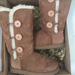 UGG triple bailey button size 7 chestnut